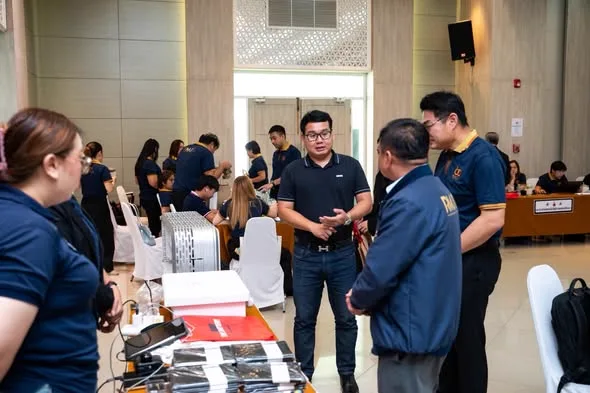 บูธ EV Power Energy ในงานสัมมนา พูดคุยกับผู้เข้าร่วมงาน