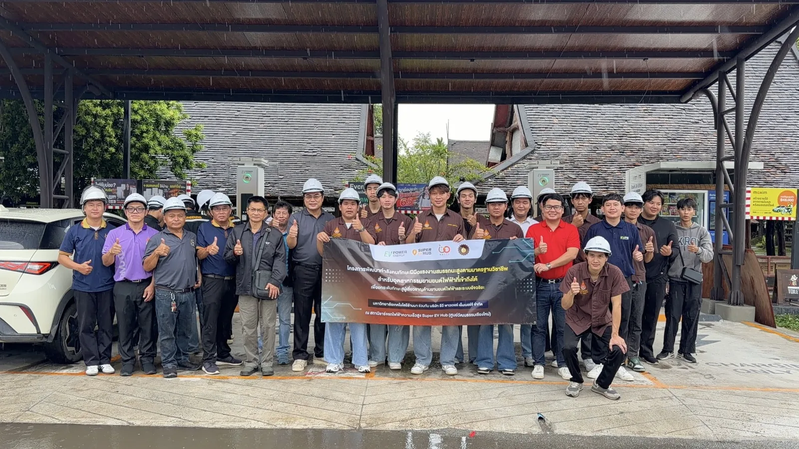 ทีม EV Power Energy คณาจารย์ และนักศึกษาฝึกงาน มทร.ล้านนา ถ่ายภาพร่วมกับป้ายโครงการ ณ สถานีชาร์จ Super EV Hub
