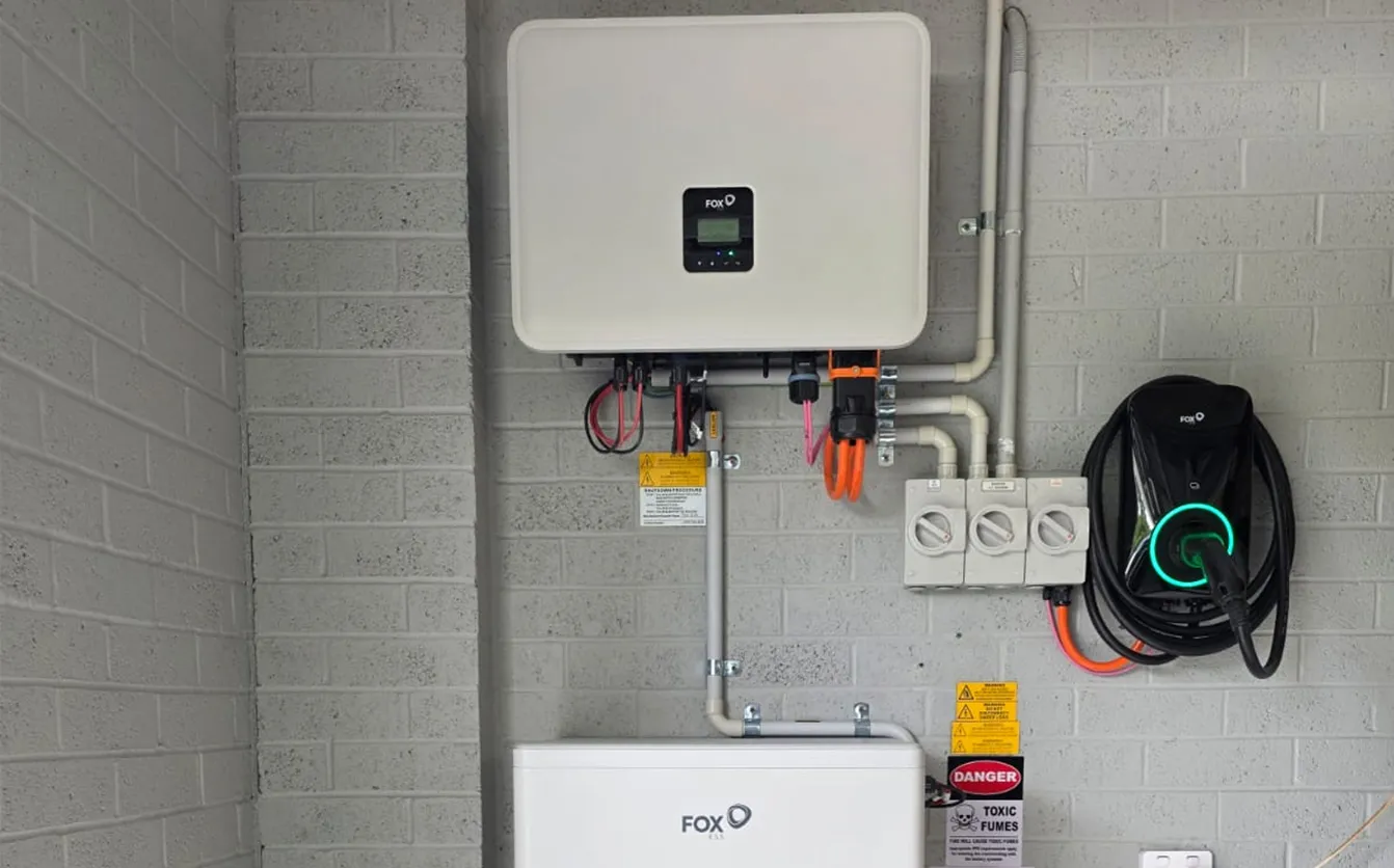 อินเวอร์เตอร์ แบตเตอรี่ และ EV Charger ของ FOX ESS บนผนังเดียวกัน
