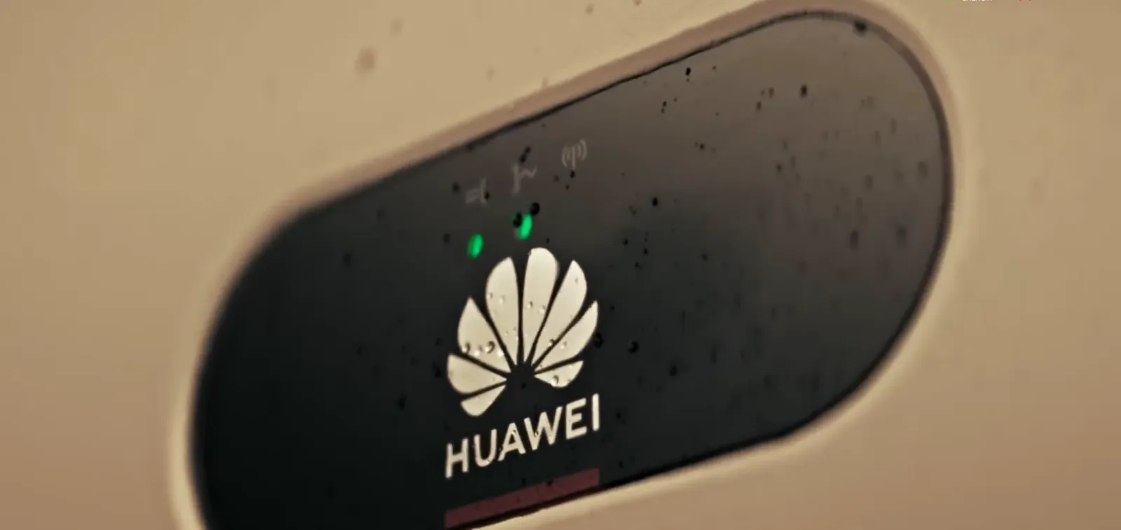 โลโก้ Huawei บนแบตเตอรี่ LUNA2000-S1 ในการทดสอบความร้อน