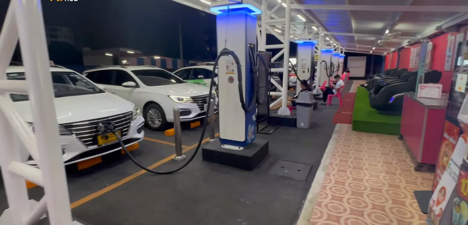 ตู้ชาร์จเรียงแถวใต้หลังคา Super EV Hub นนทบุรี